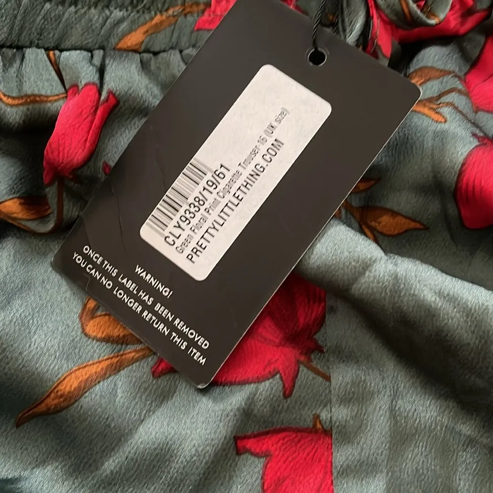 PrettyLittleThing Green and Red Joggers with Elastic Waistband - Image 3