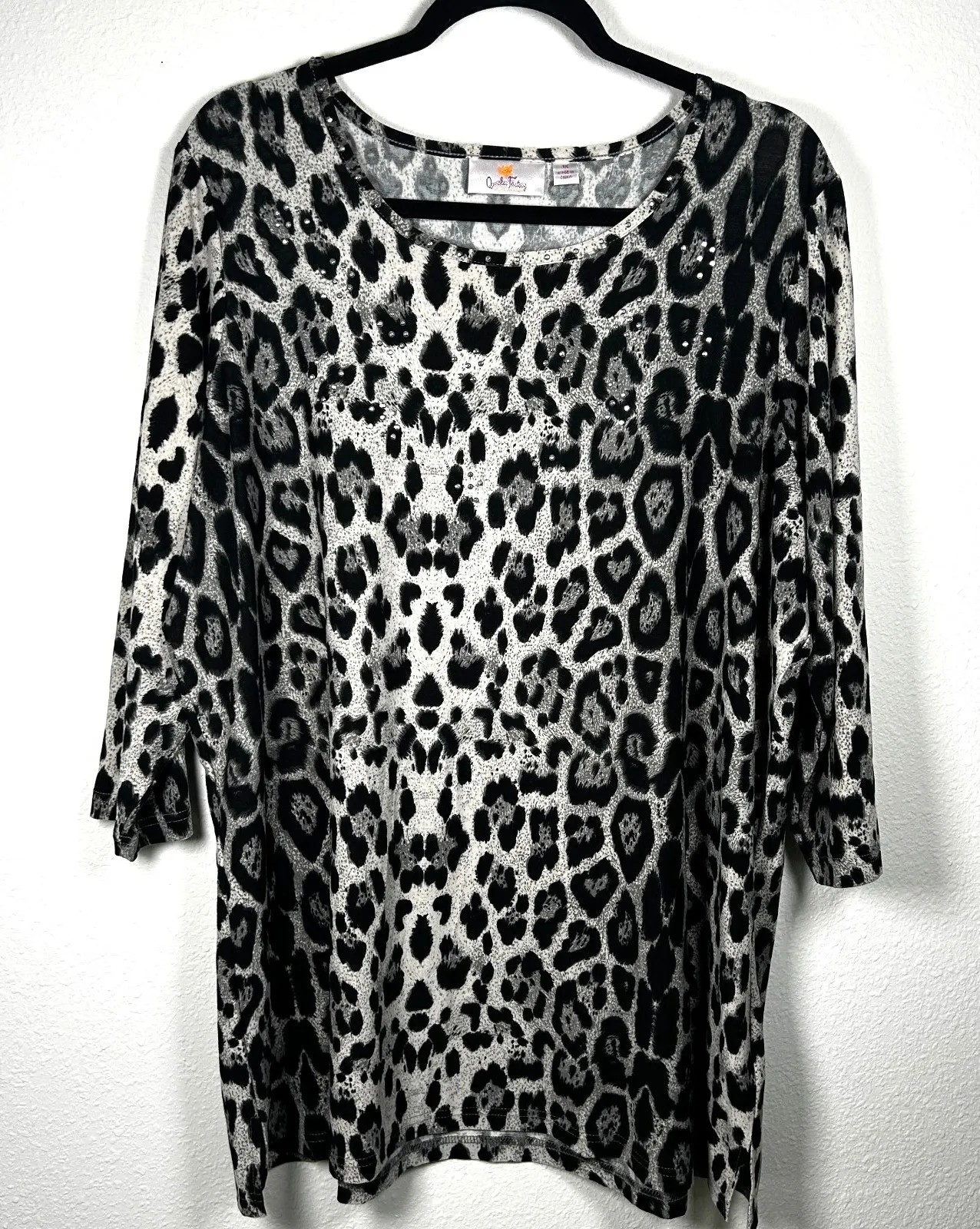 Quacker Factory QVC Grey & Black Rhinestone Leopard Print Tunic Top Size 1X EUC - Image 1