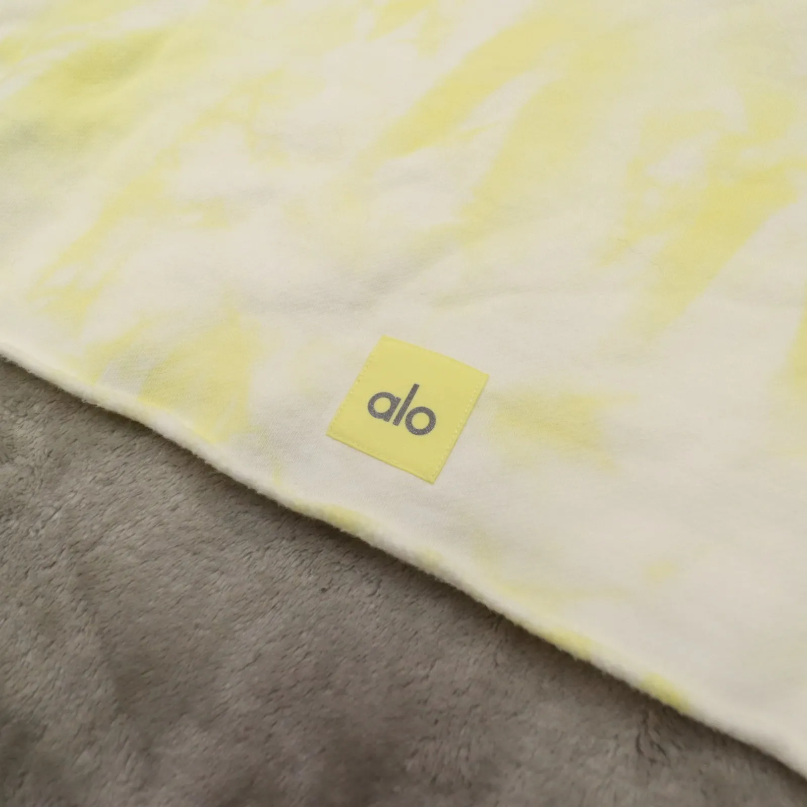 alo Extreme Cropped Pullover Sweatshirt Yellow White Tie Dye size Medium NWT - Image 3