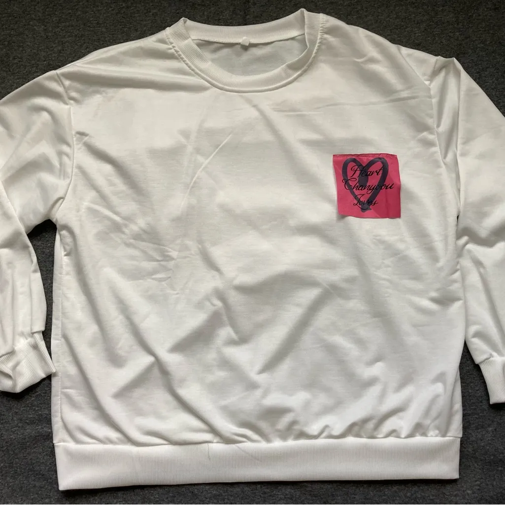 Women’s White Sweatshirt with Heart Sticker Print Graphic, XS, Long Sleeve New‎ - Image 5