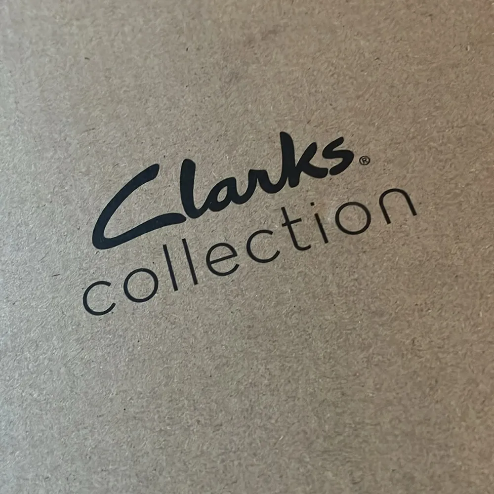 Clarks cloud steppers EUC beige slip on shoes Size 8 - Image 5