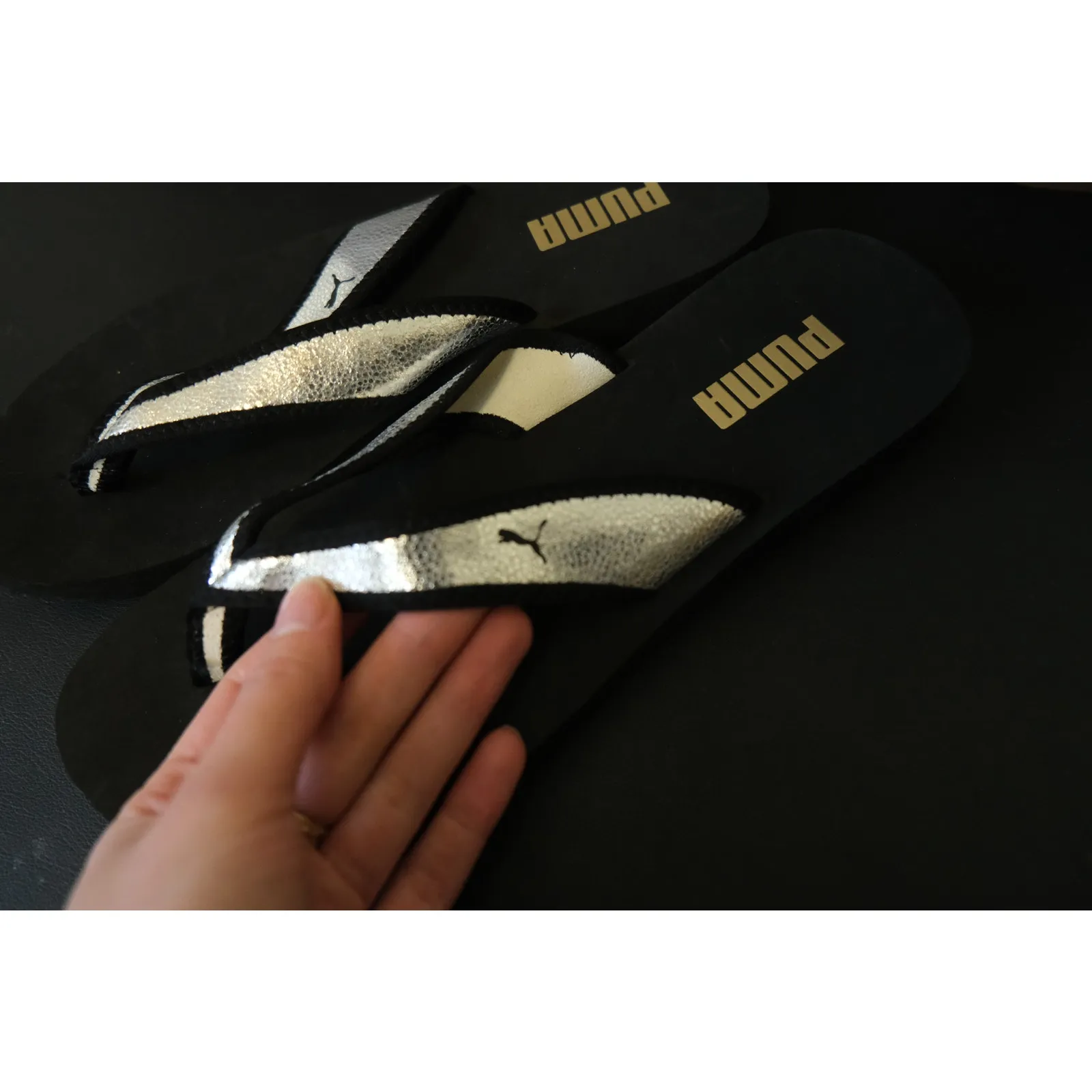 NWOT PUMA Sandy Flip Flop Black Silver Metallic Women's 10 - Image 2