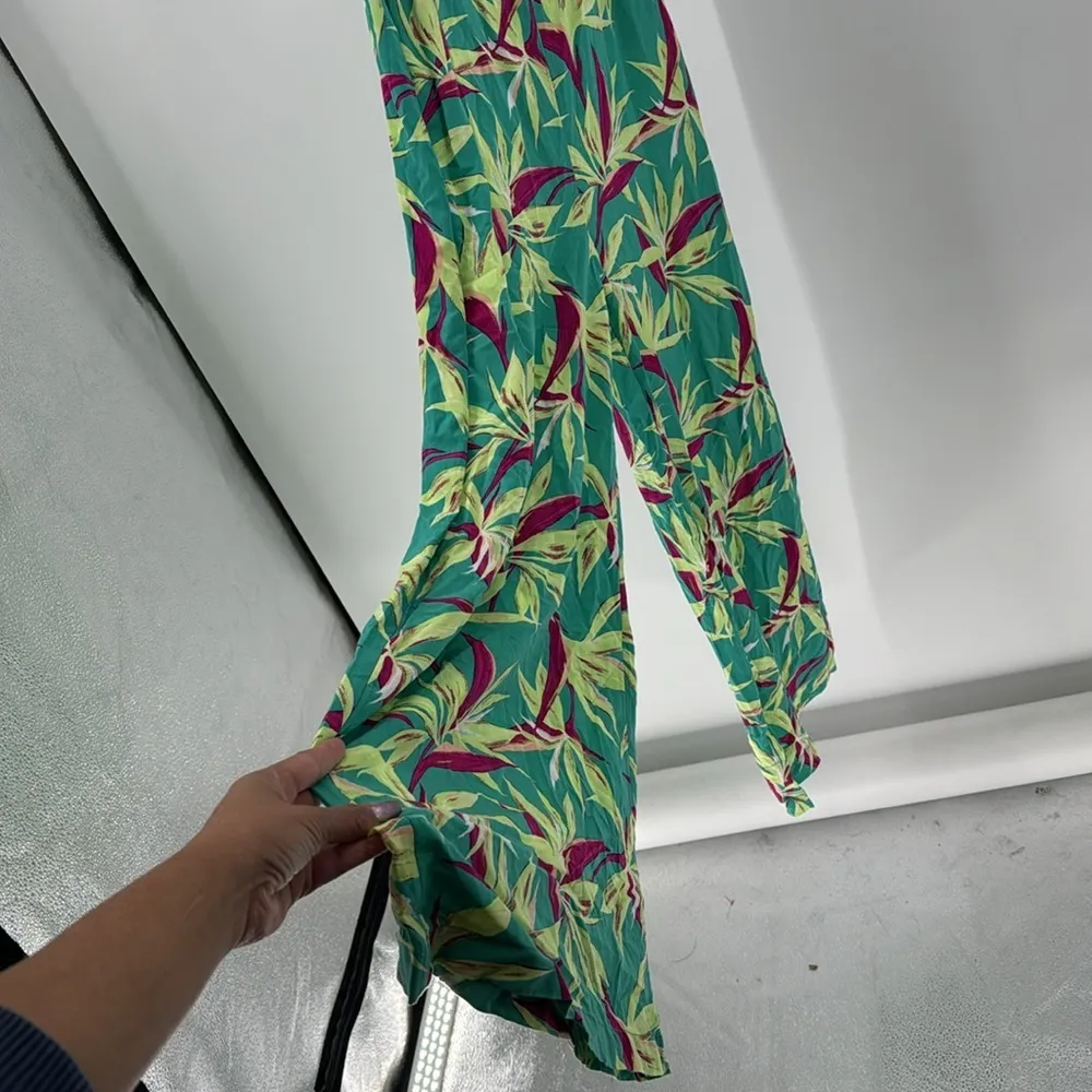 OLD NAVY Loose Cropped Tie-Shoulder V-Neck Cami Jumpsuit tropical print summer - Image 4