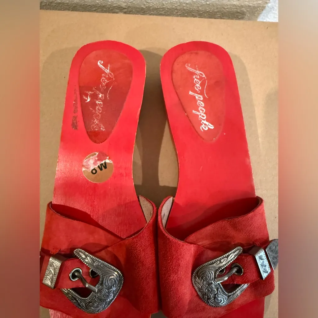 Free People Women's Red Westtown Wood Slide Clogs Suede Size 39 - Image 3