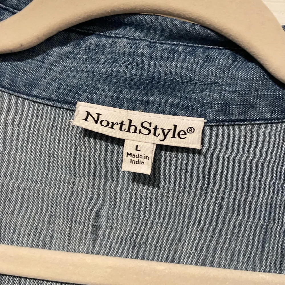 NWOT North Style Size L Blue Embroidered Floral Back Chambray Full Snap Shirt Size L - Image 9