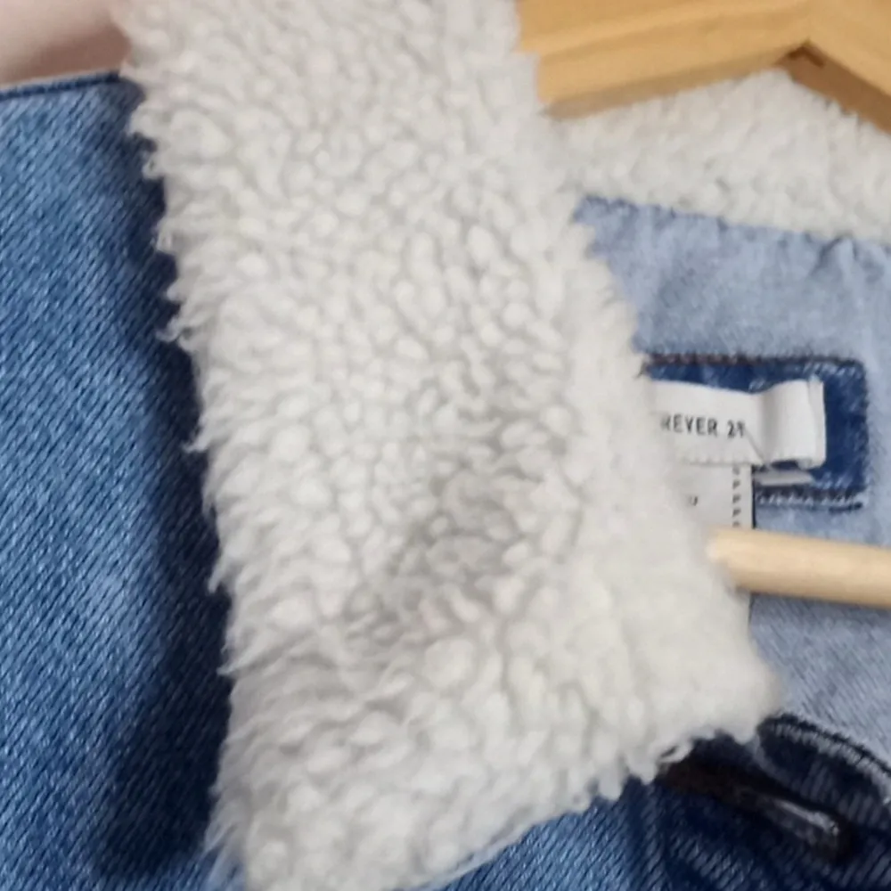 Cropped Denim Jacket with Sherpa Collar - Image 4