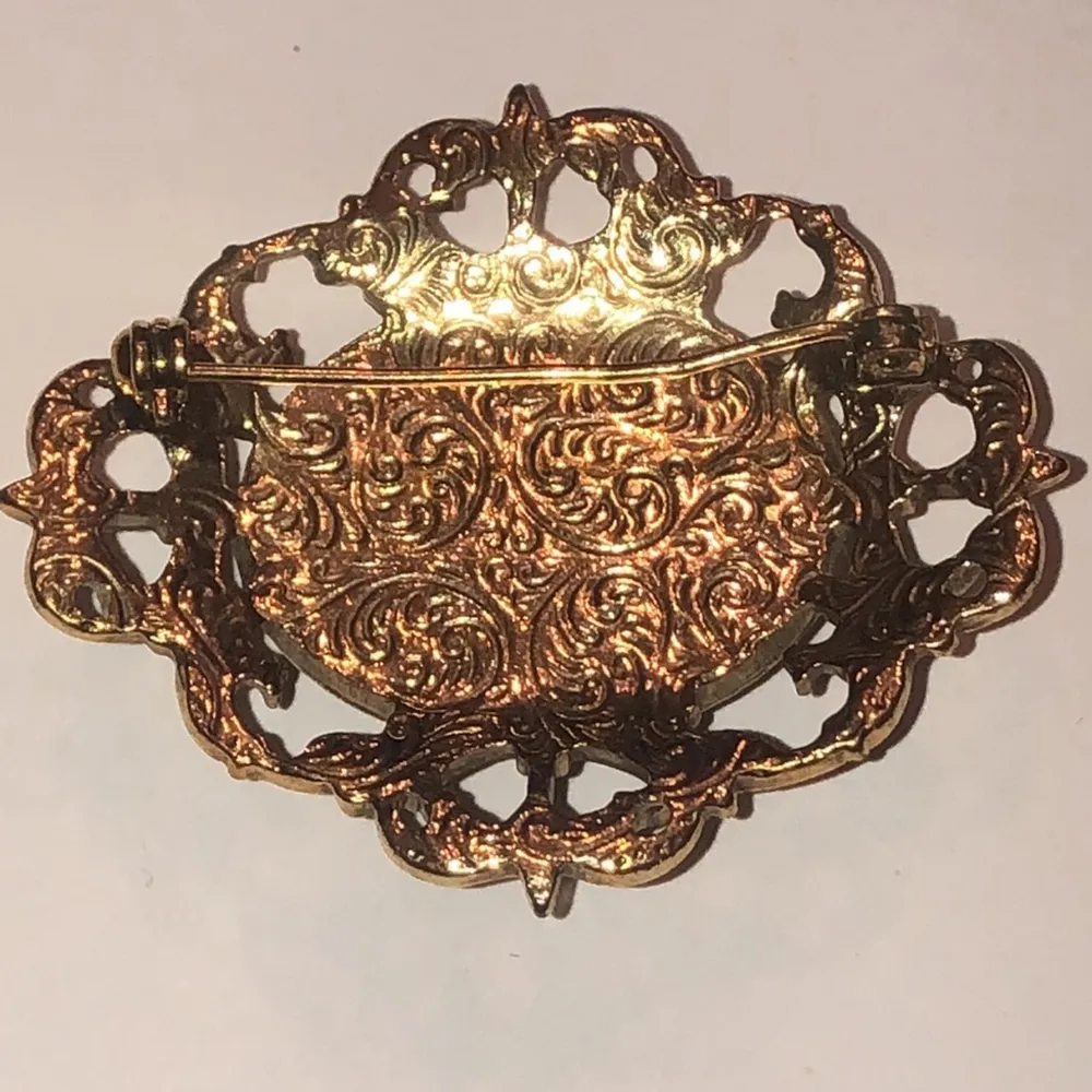 Vintage 1928 ? Brand Gold Tone Black Floral Center Oval Brooch Shoulder Pin - Image 7