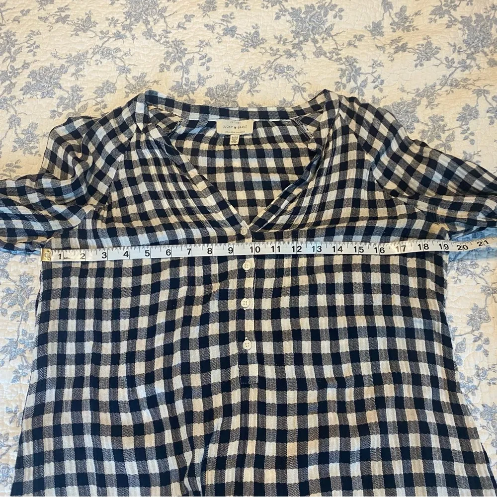 Lucky Brand Navy and White Gingham Print Blouse Size Medium - Image 6