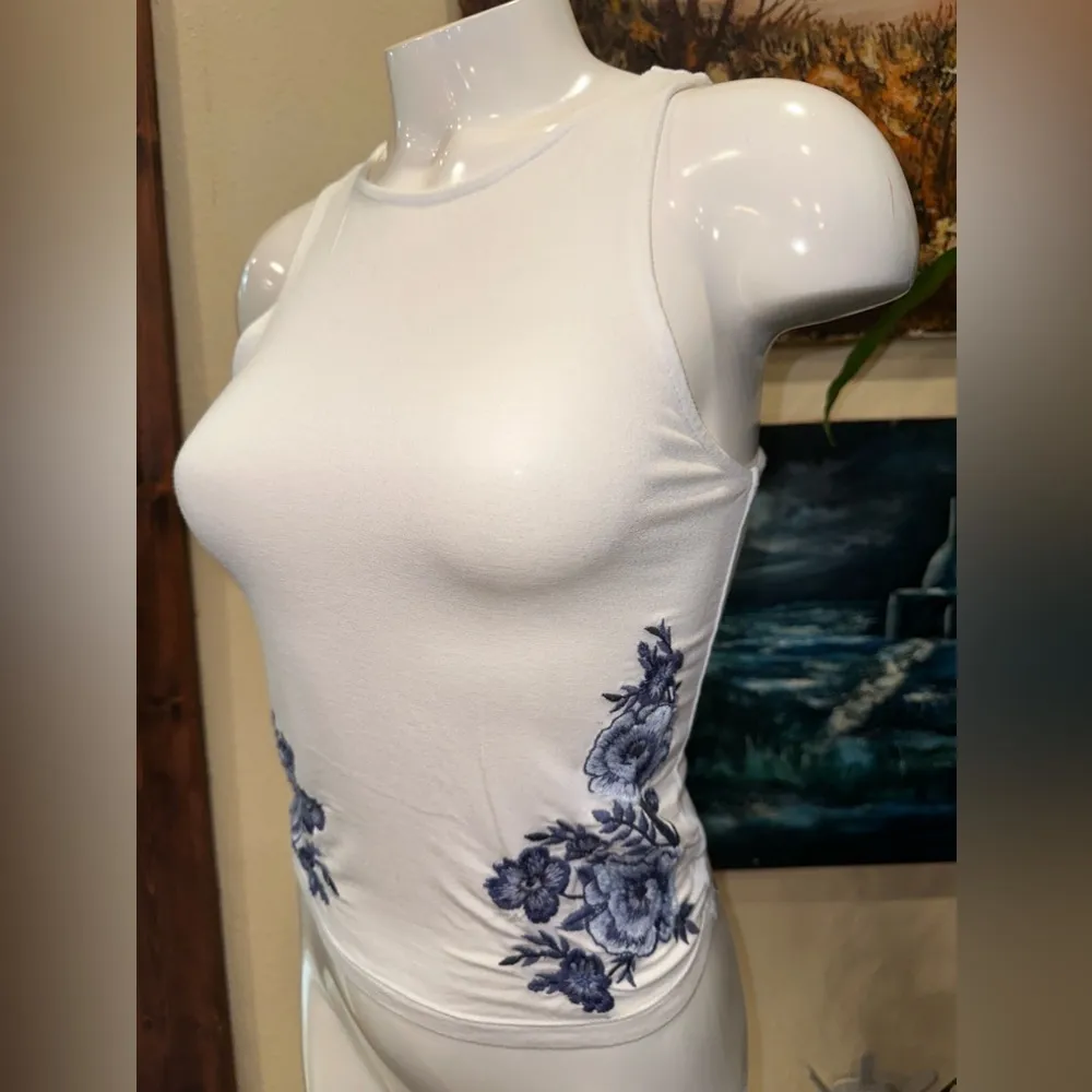 EUC American Eagle Soft And Sexy Tank Top embroidery flowers on side Sz Xs - Image 2