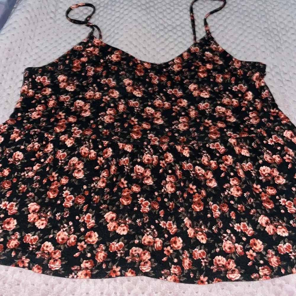 Cropped Rose Floral Ruffle Spaghetti Strap Tank Top - Image 3
