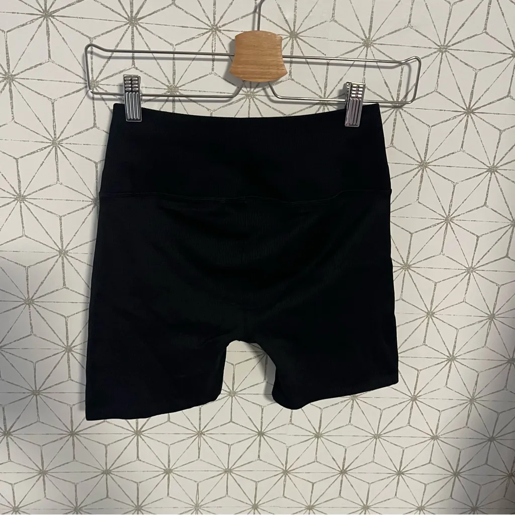 Alo Yoga 5” Ribbed Favorite Short Black - Image 6