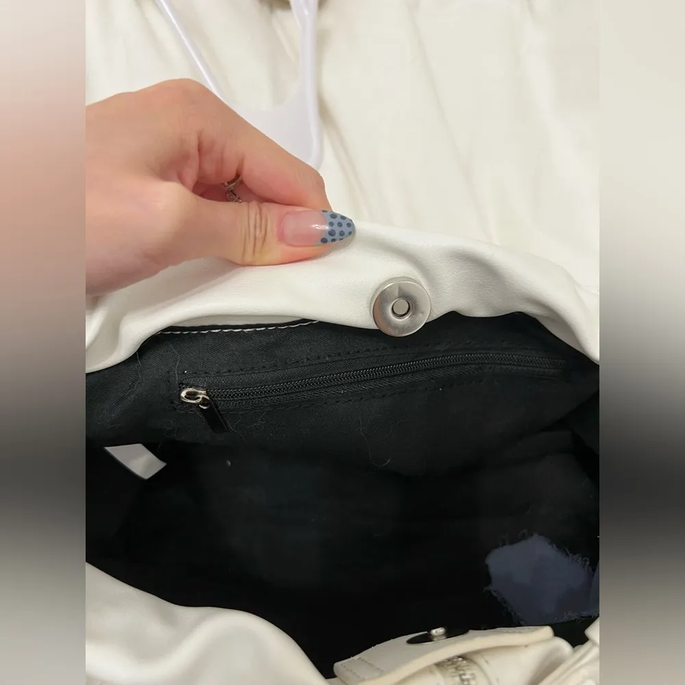 Revolve White Zipper Bag - Image 4