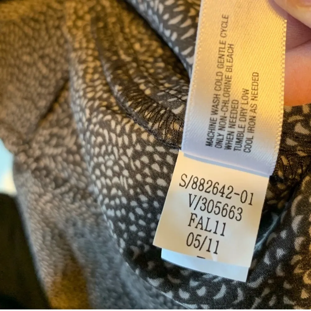 GAP Sleeveless Top NWT New Keyhole Blouse XS Ruffle Keyhole Button Back - Image 6