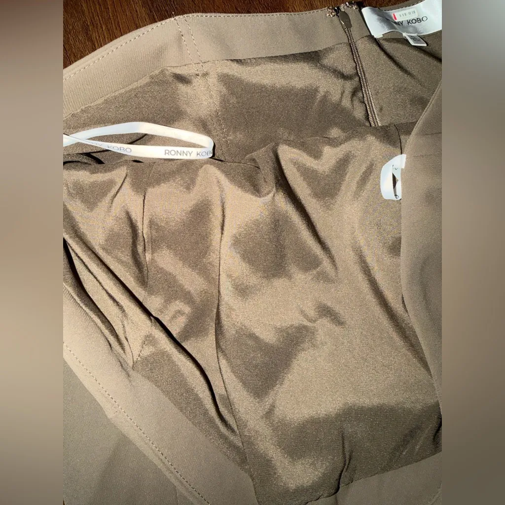 Lenox Gown
Ronny Kobo
$500 brown formal wedding party winter XL classic glam - Image 13