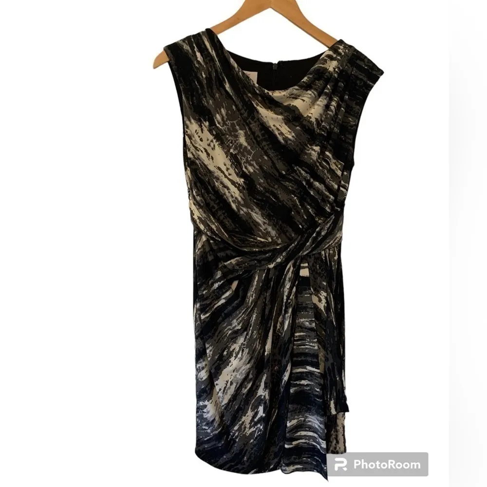 Black and White Abstract Print Sleeveless Gathered Waist Dress 6P - Image 3