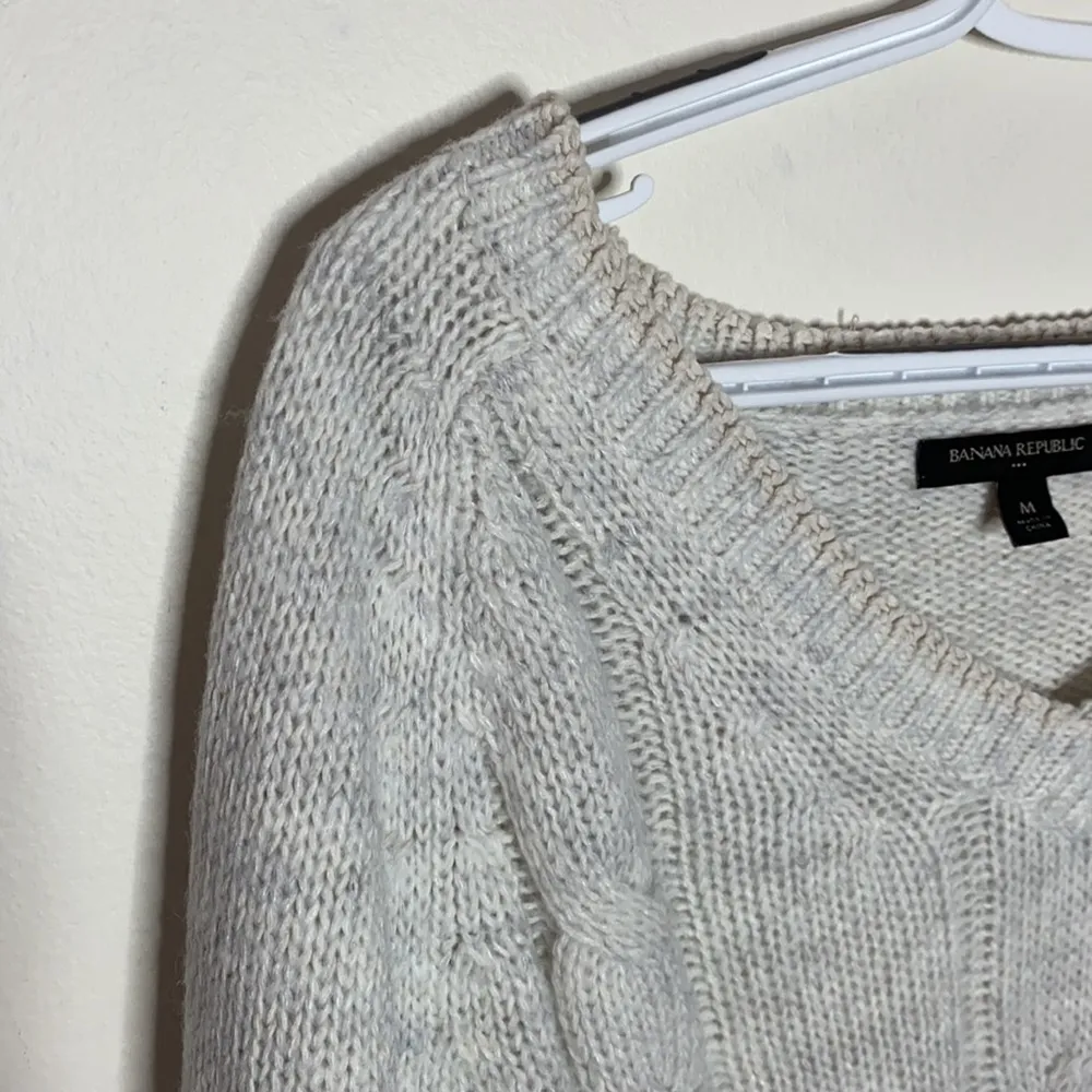 Banana Republic Factory grey cable knit v-neck sweater size M - Image 4