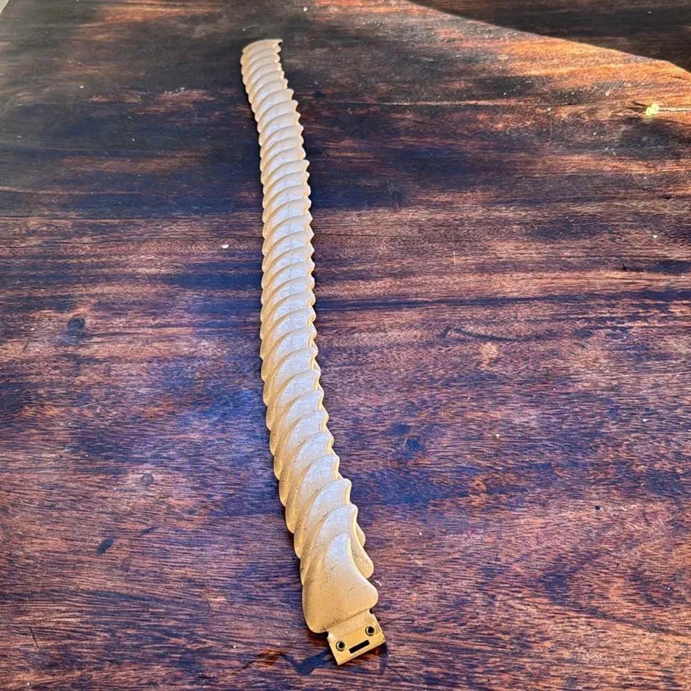 Gold vintage stretchy metal belt 70’s vintage great condition fish like scales - Image 4