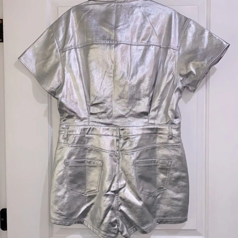 Peach Love silver metallic shorts jumpsuit size large - Image 12