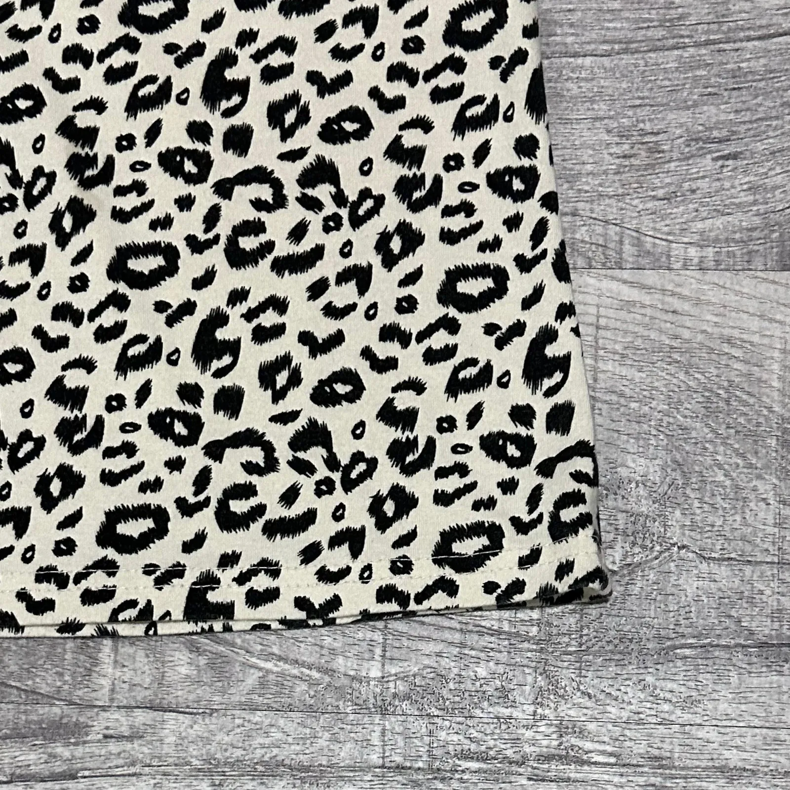 Leopard Print Short Sleeve Crop T Shirt Womens M Runs Small Khaki Black Tee Tan - Image 2