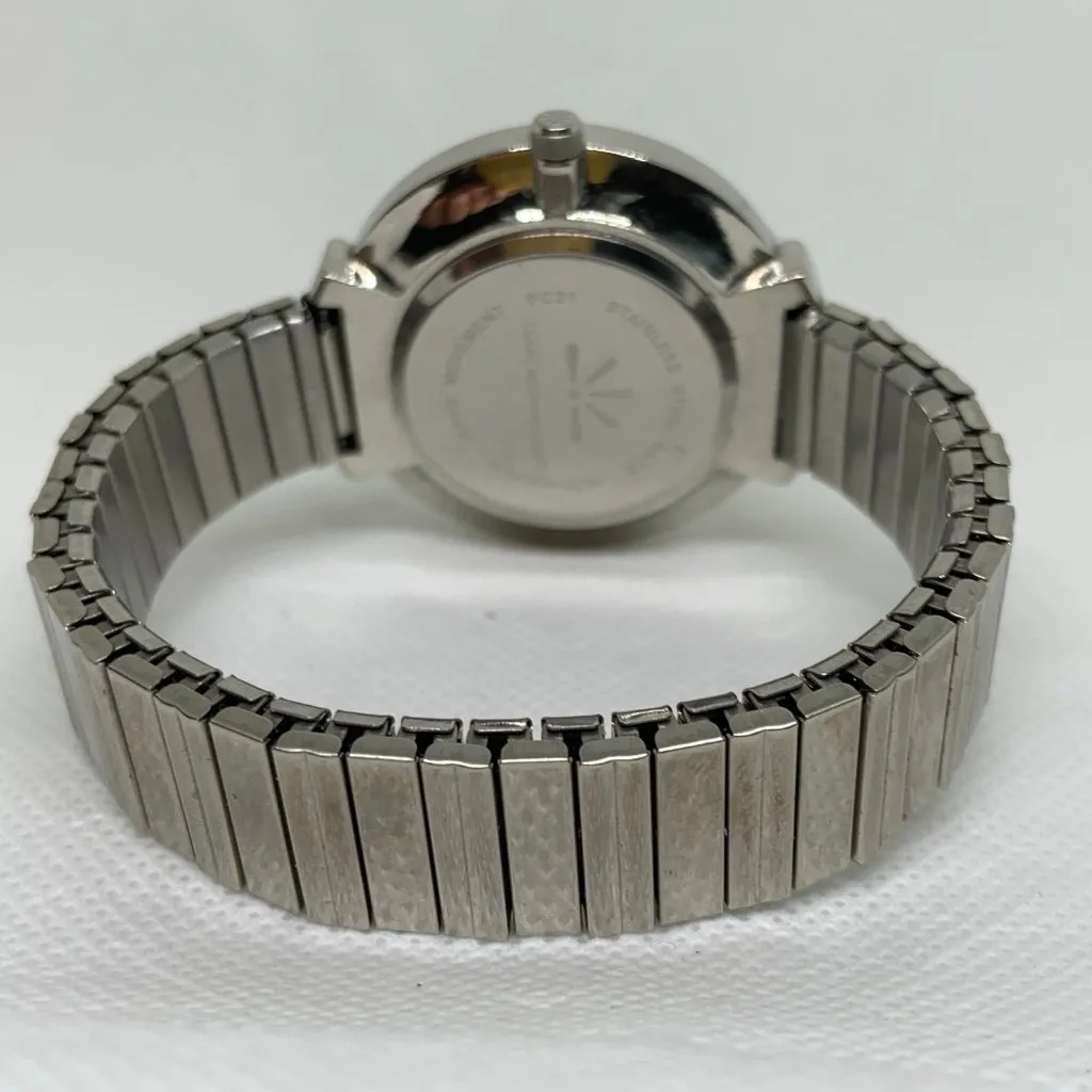 Isaac Mizrahi women silver tone watch 38mm mop dial quartz size 6.5” running - Image 4