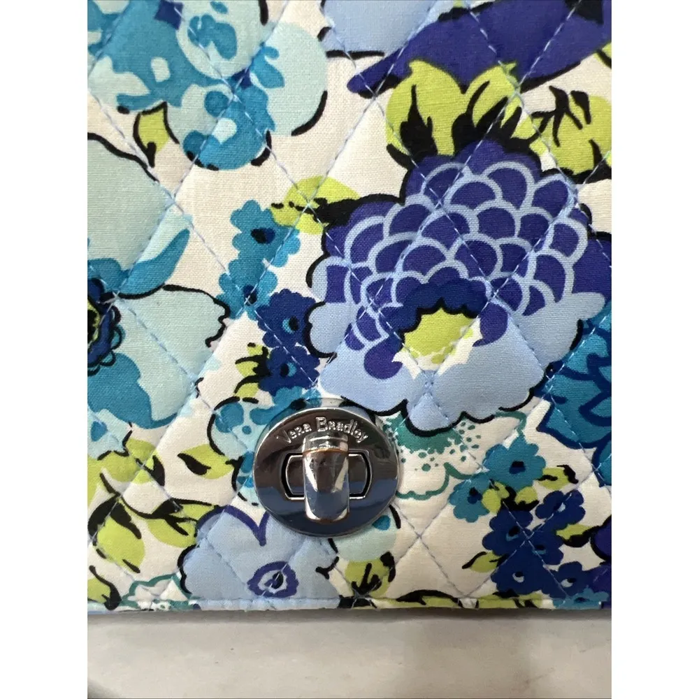 VERA BRADLEY TurnLock Crossbody Blueberry Blooms Lt Blue Faux Leather Trim - Image 3