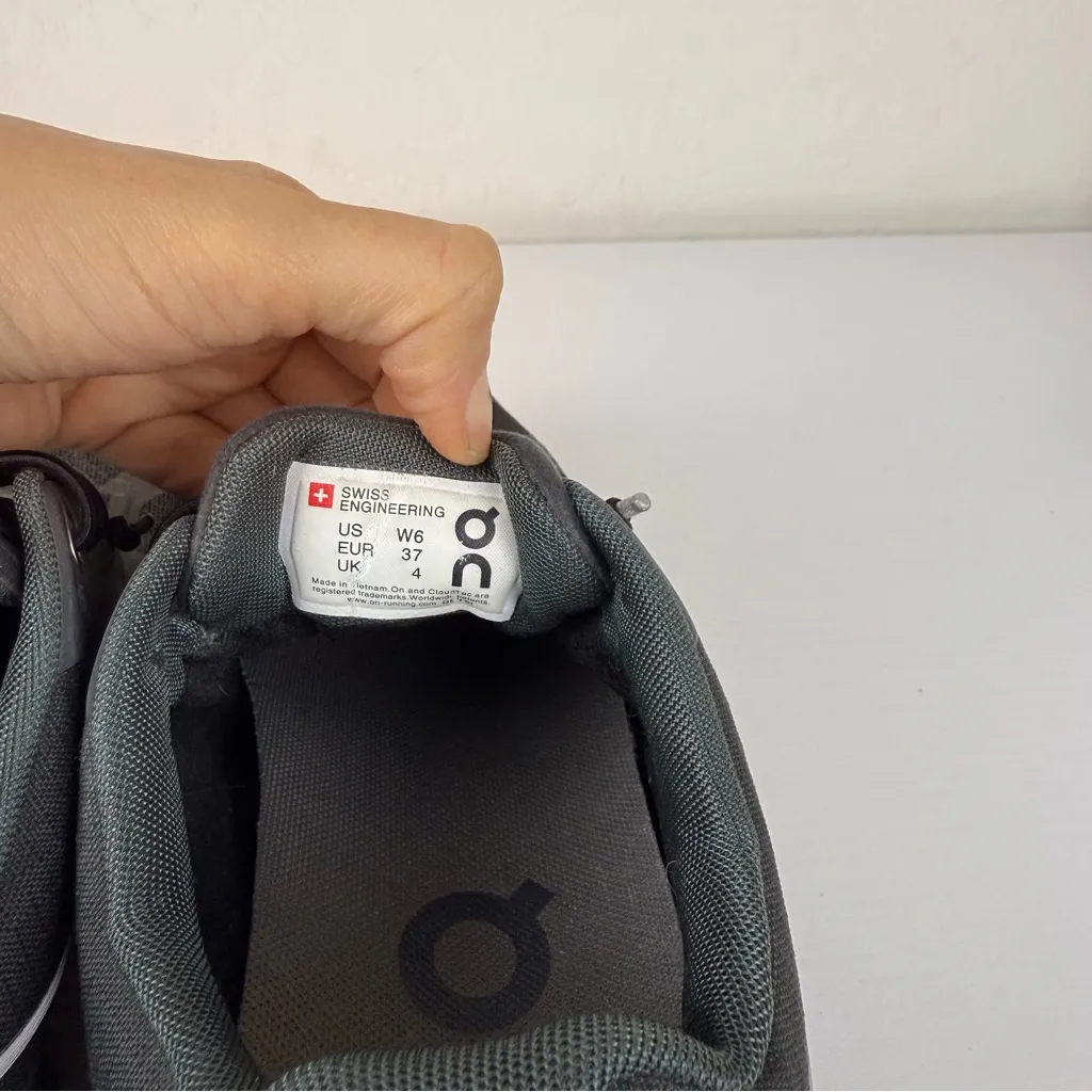 On Cloud Waterproof Running Shoes in Black Size 6 - Image 9