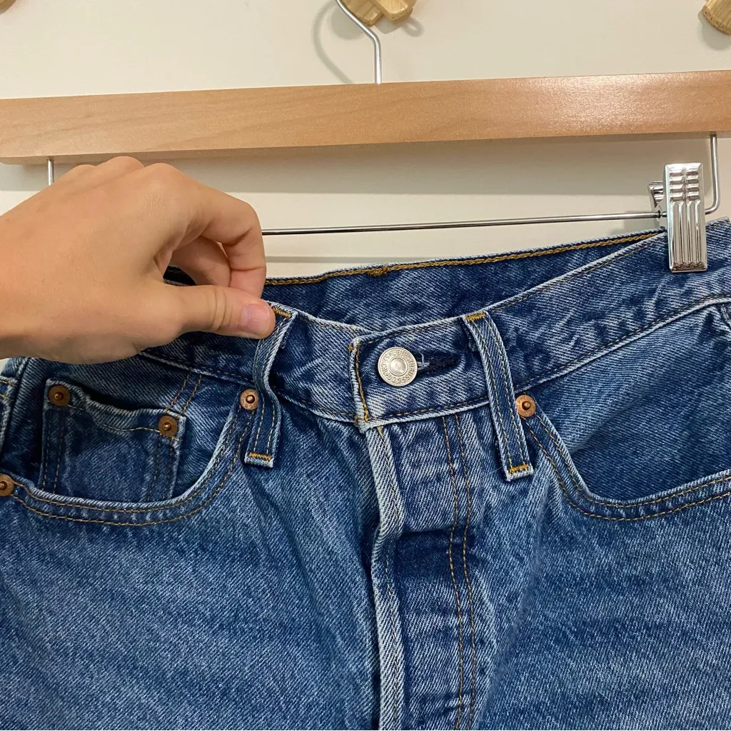 Levi's 501 Mid Thigh High Rise Denim Shorts size 24 - Image 5