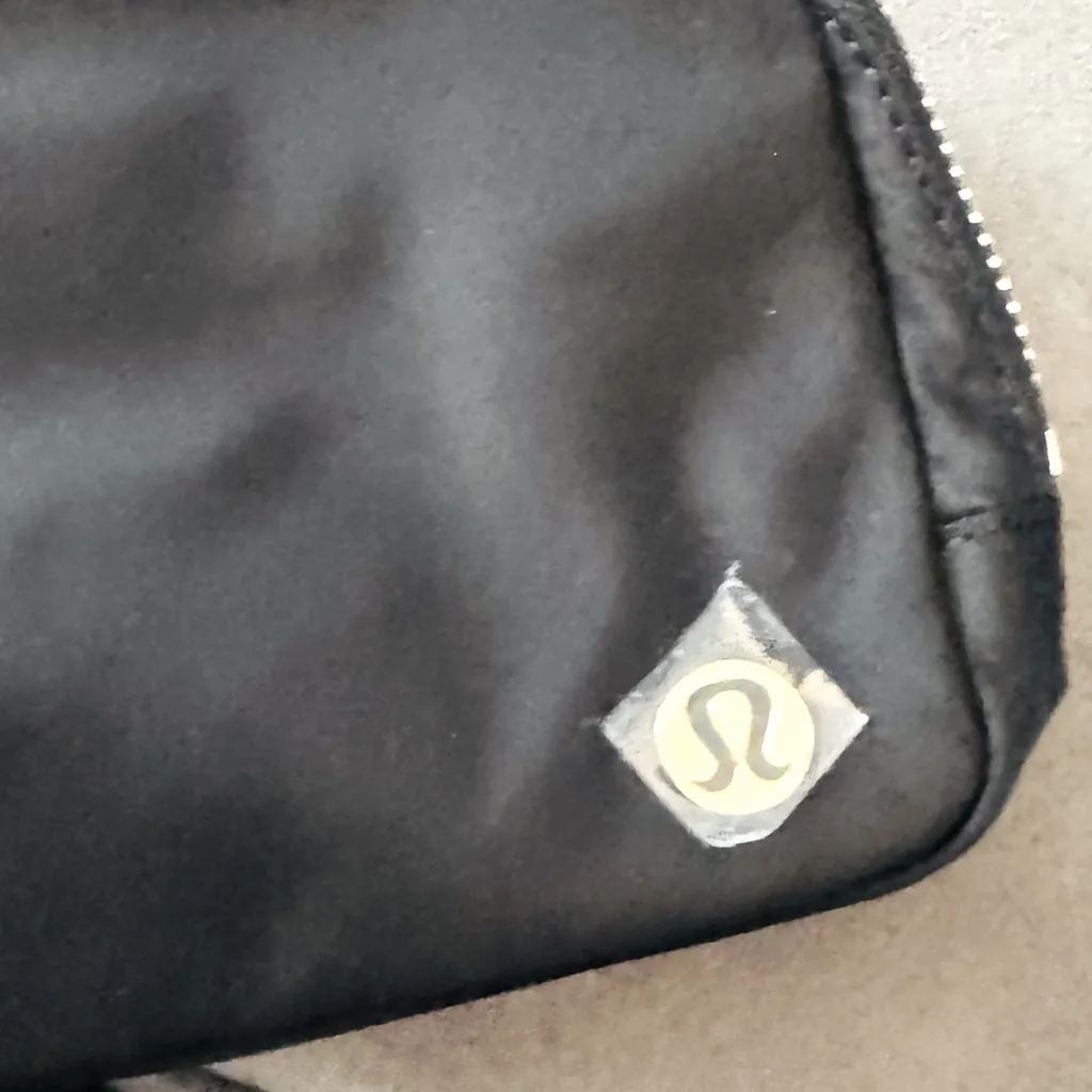 Lululemon Everywhere Belt Bag 1L *Wordmark
Colour Black/Gold/White Opal - Image 10