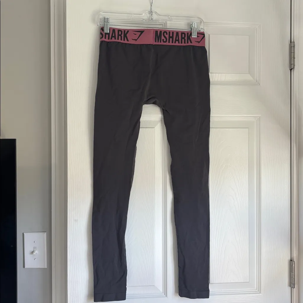Gymshark fit seamless leggings size small charcoal grey with a pink waistband - Image 4