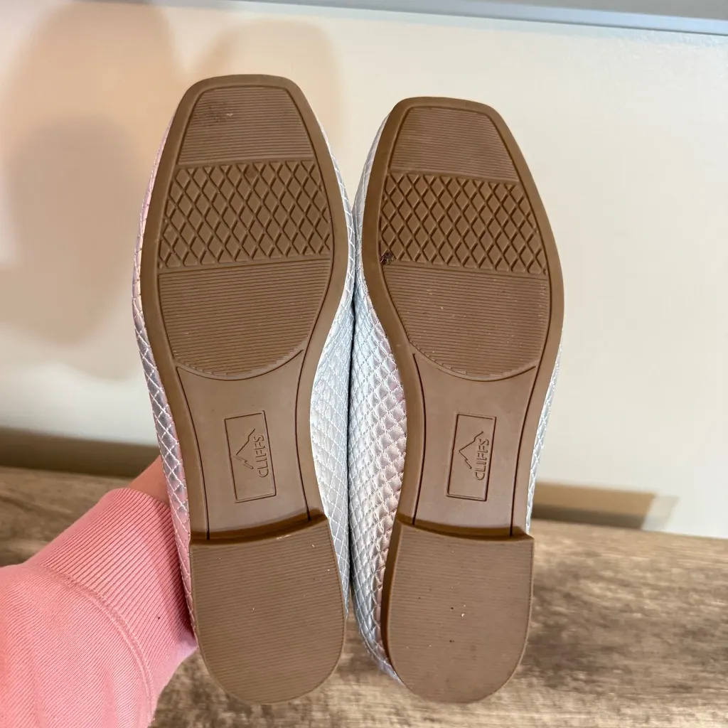 Cliffs by White Mountain Bessy Silver Bow Flats Shoes Women’s Size 8.5W - Image 9