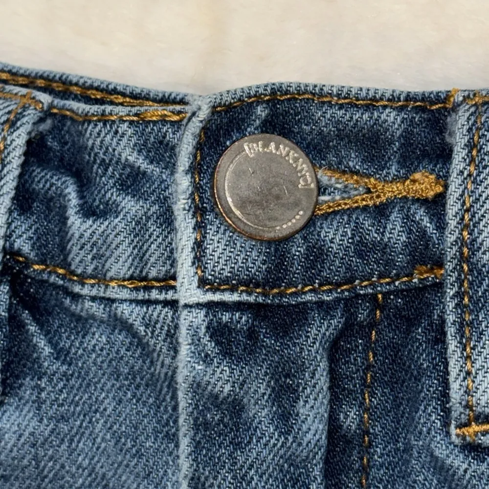 BlankNYC Barrow High Rise Denim Shorts Distressed Raw Hem Size 25 - Image 4