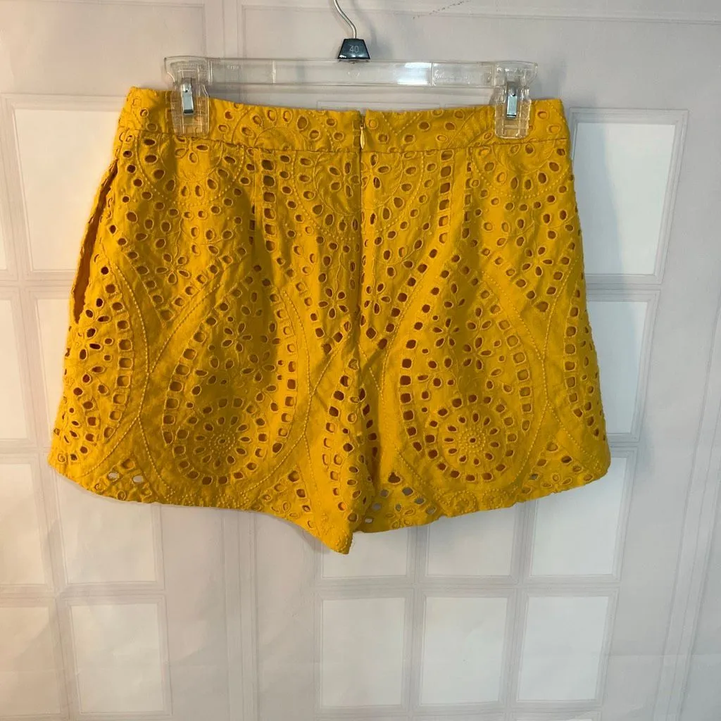 BCBG Maxazaria Yellow Eyelet Embroidery Pleated Front Dress Shorts Size Small - Image 5