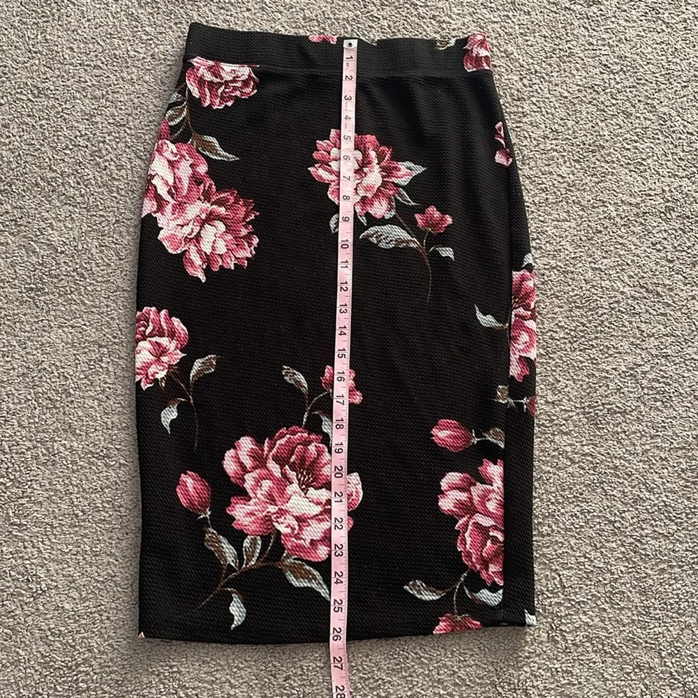 IRIS Black & Pink Floral Fitted Body-Con Professional Pencil Skirt | Size Large - Image 5