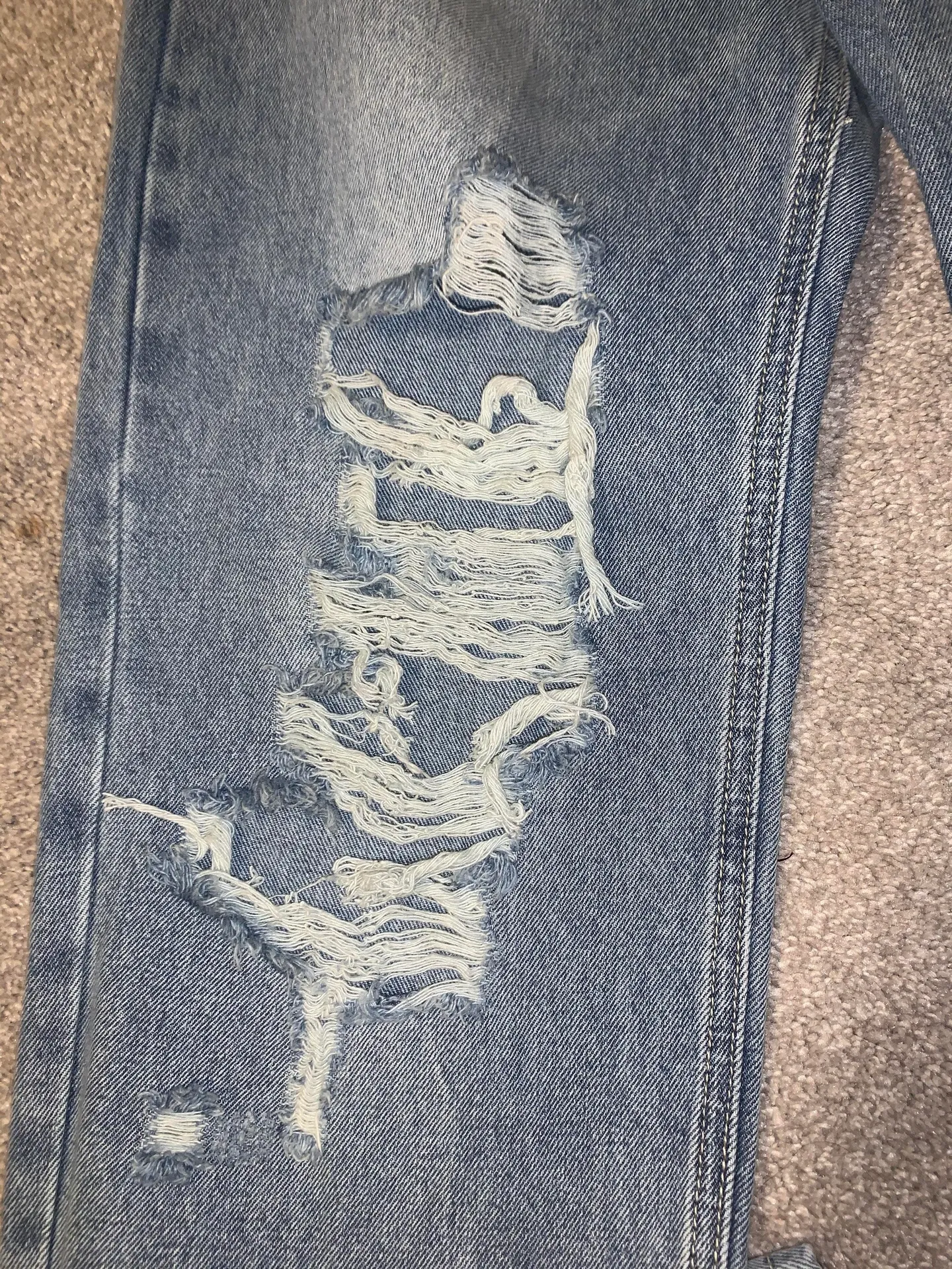 Light Wash Ripped Mom Jeans Blue Size 6 - Image 5