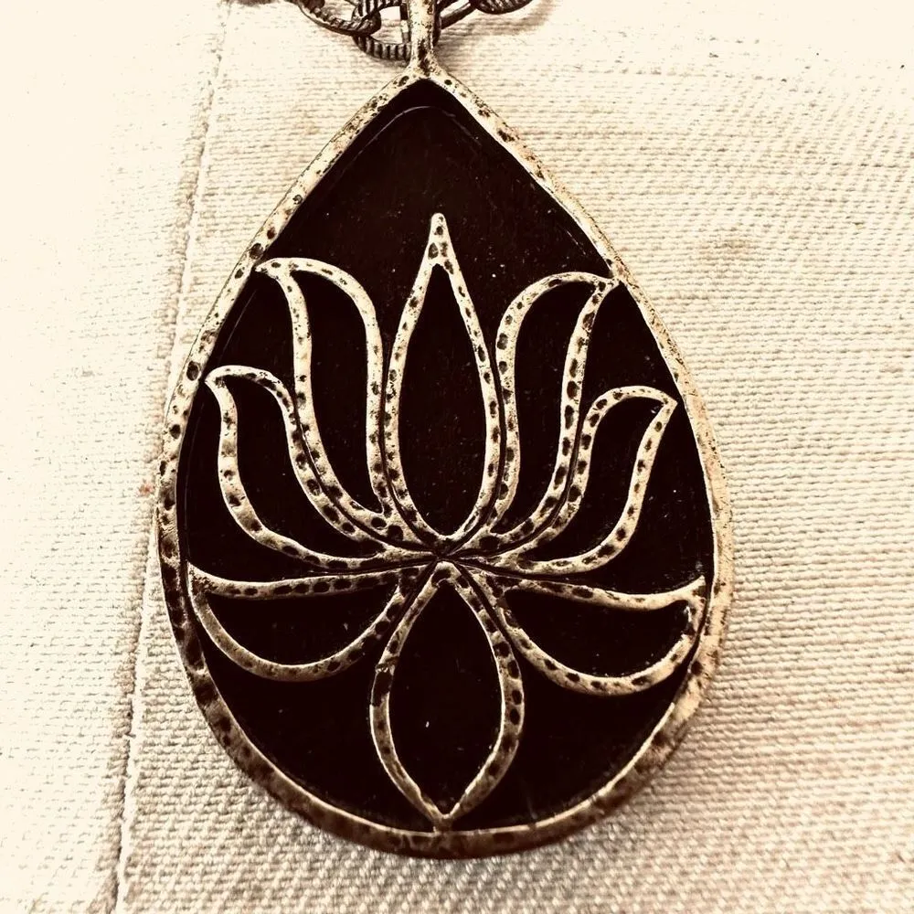 Black and gold tone lotus flower teardrop pendant necklace - Image 4