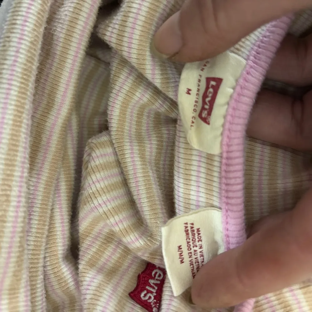 Levi's Fitted Cream and Pink Short Sleeve Tee - Image 12