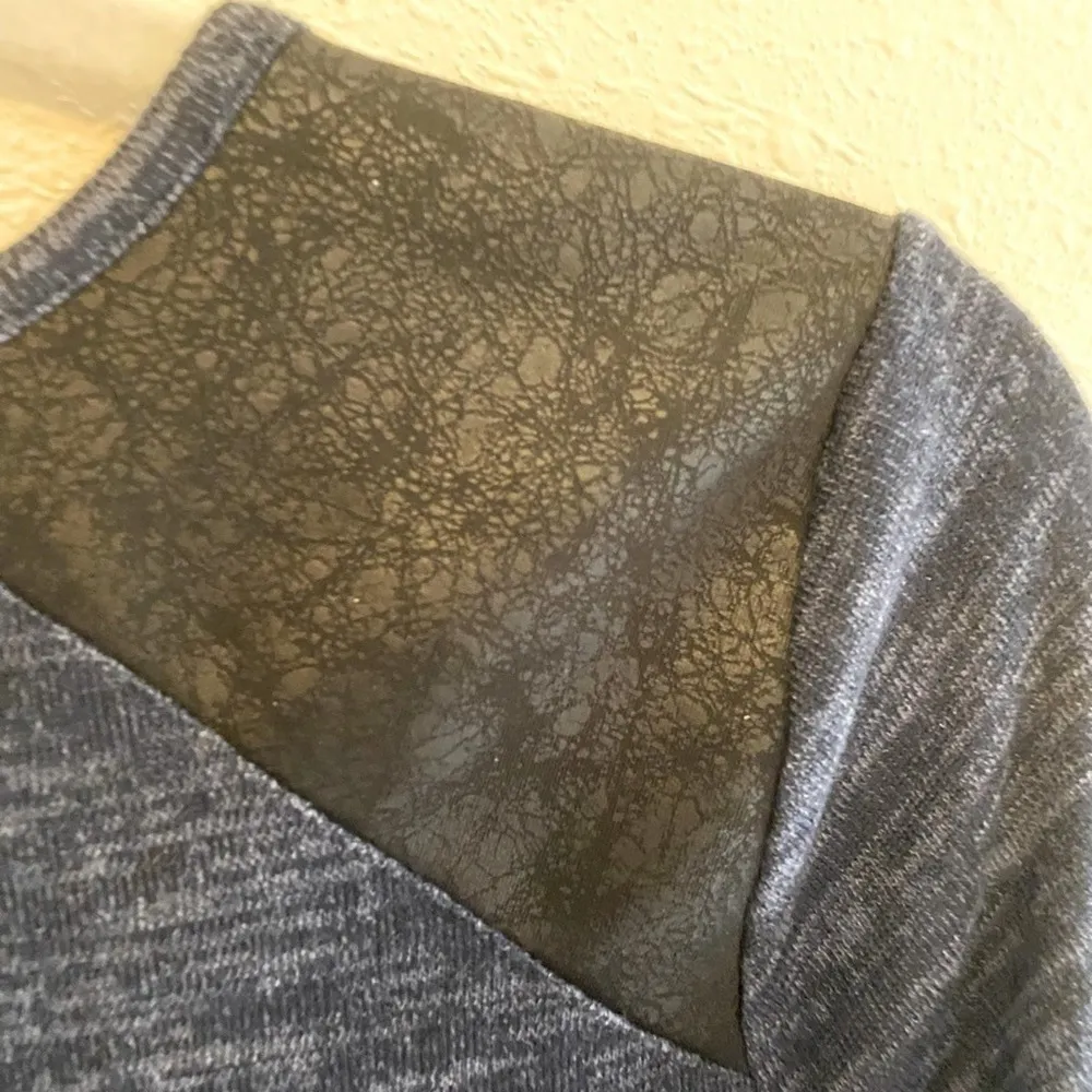 Jones Wear Navy Blue 3/4 Sleeve V-Neck Tight Knit Top Faux Leather Detail Size S - Image 4