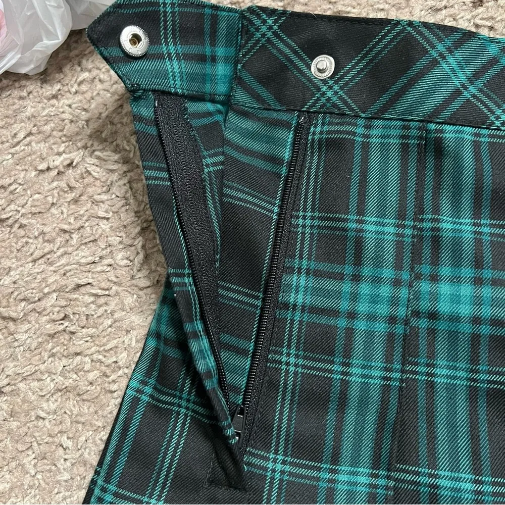 H&M Divided Twill Green & Black Plaid Tartan Pleated Flared Mini Skirt Size 6 - Image 3