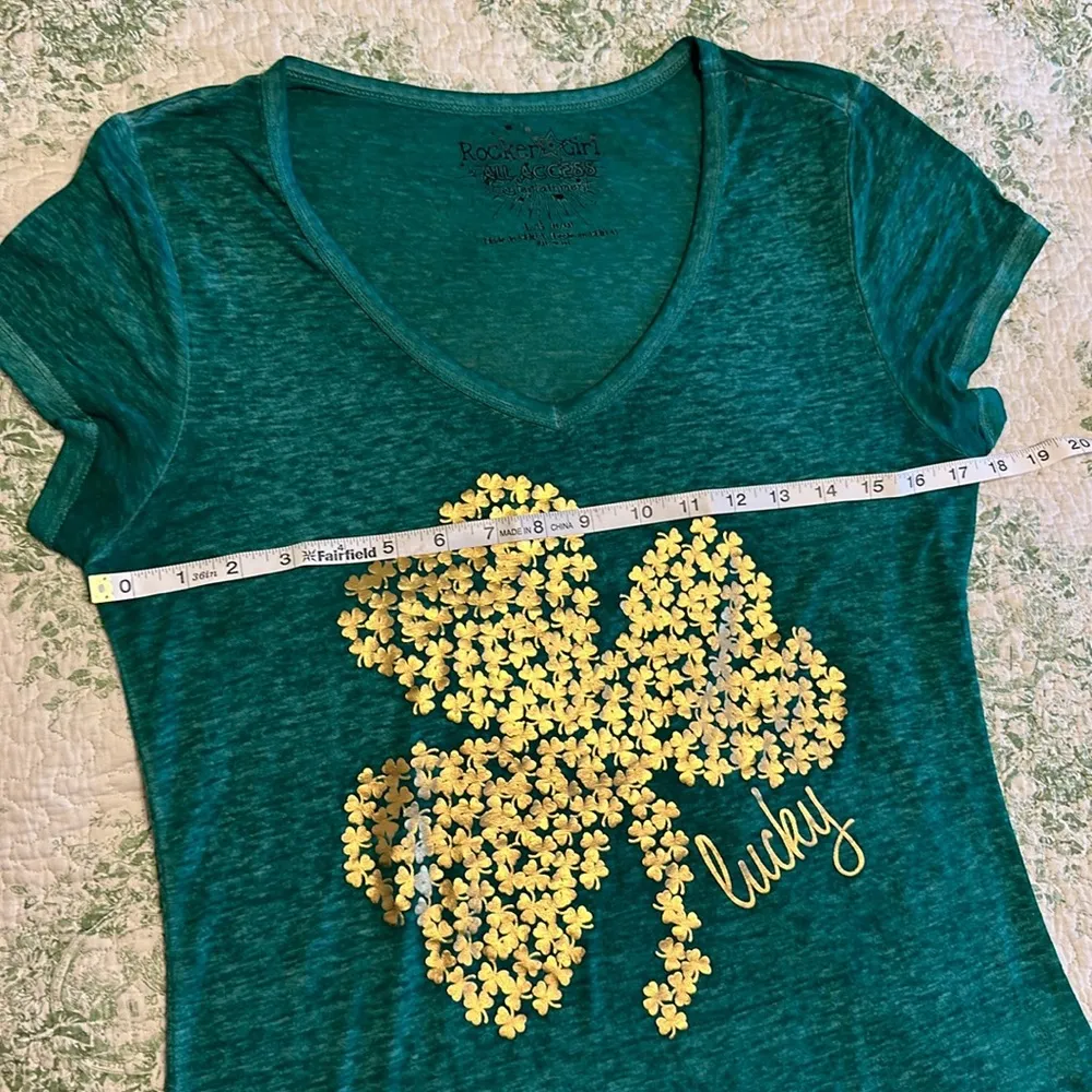 Green shamrock vneck lucky green and gold tee L - Image 3