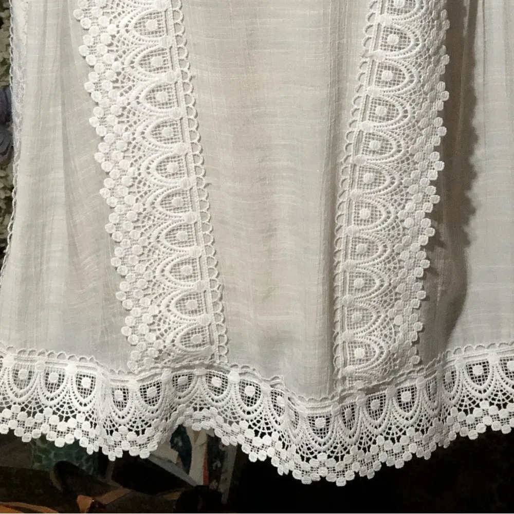 Zac & Rachel Woman 2X Elegant White Lace Trim Women's Top - Image 2