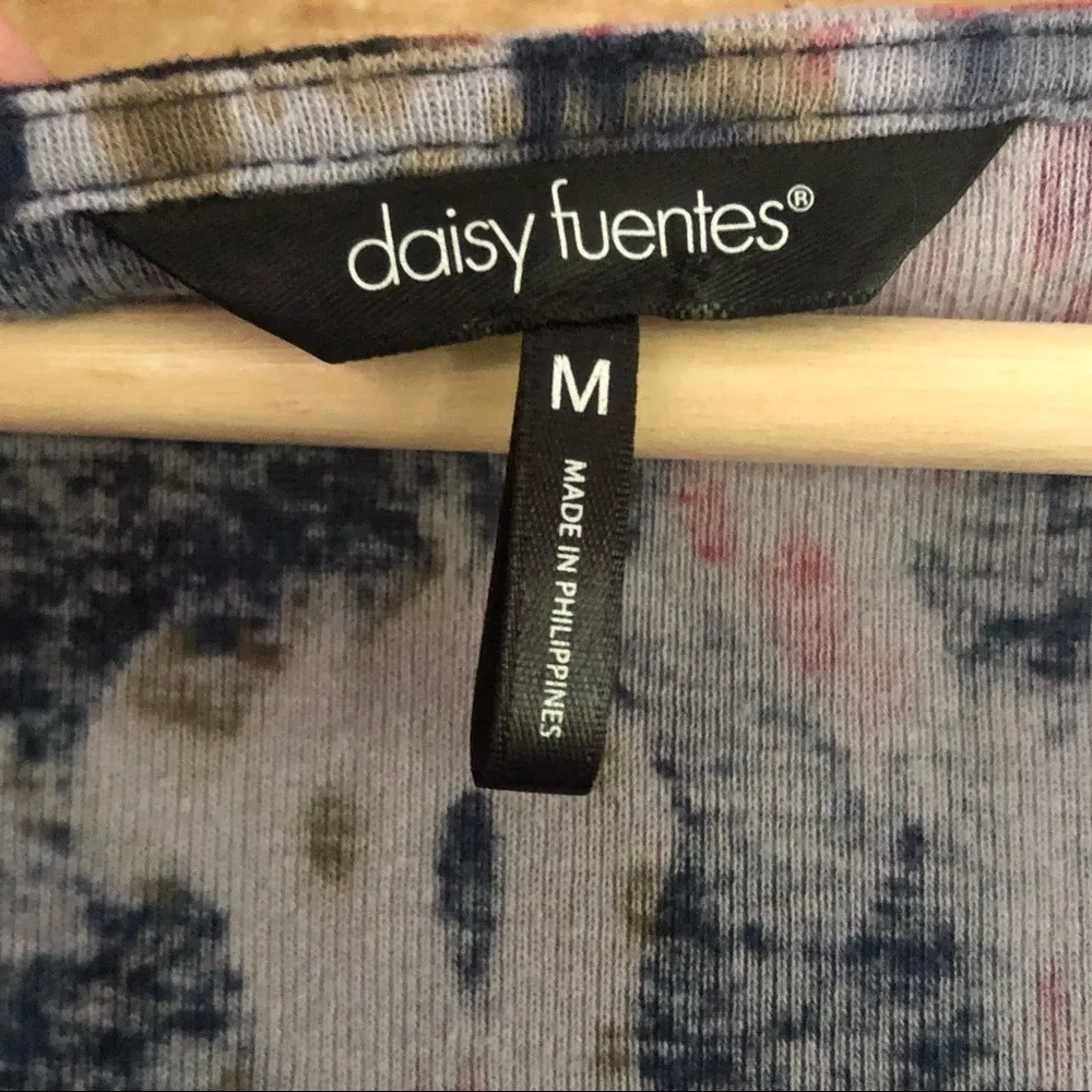 Daisy Fuentes abstract print drape neck top size Medium - Image 6