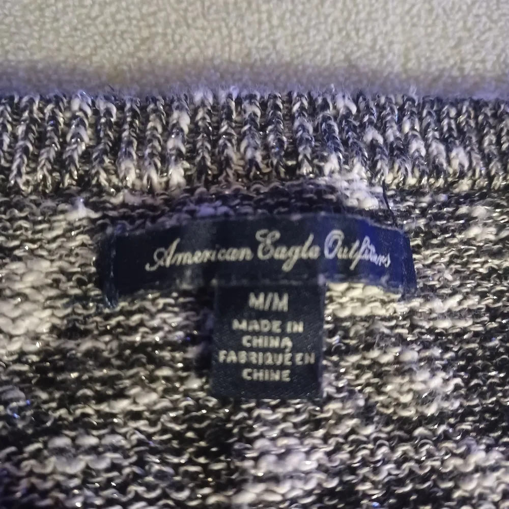 American Eagle Women’s Gray Metallic Weave Sweater Crew Neck Size Medium - Image 2