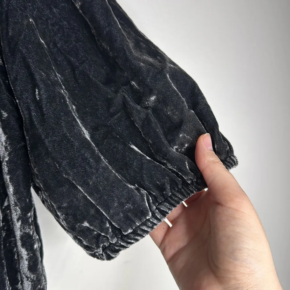 LOFT Dark Gray Velvet V-neck 1/2 sleeve popover Top Size S - Image 5