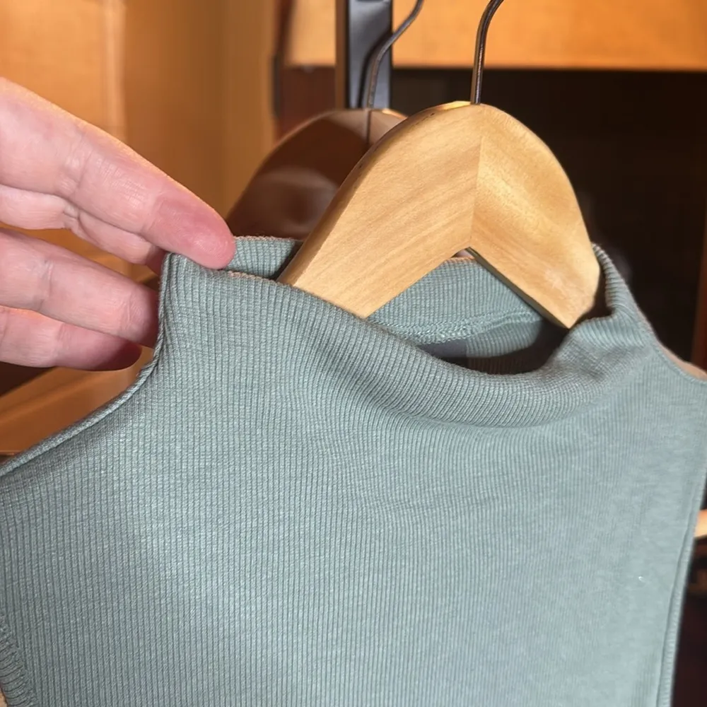 Sweaty Betty Mock Neck Ribbed Sleeveless Lettuce Hem Top Size 8 - Image 2