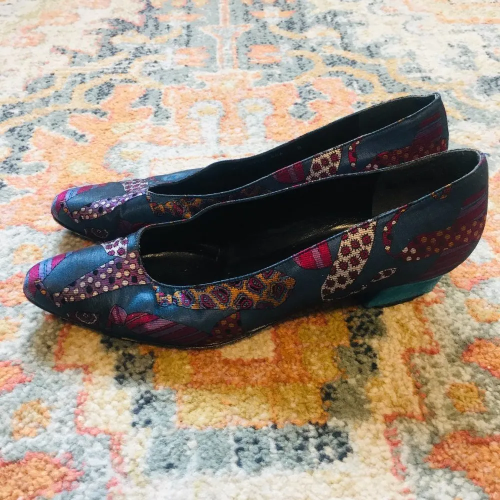 STUART WEITZMAN FOR MR. SEYMOUR Vintage Blue Silk Tie Print Suede Heels 8 AAA - Image 4