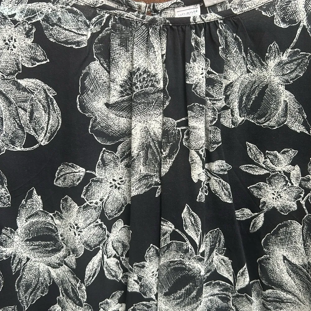 Melrose and Market Floral Hatchback Bell Sleeve Black Blouse Size Small NWT - Image 15