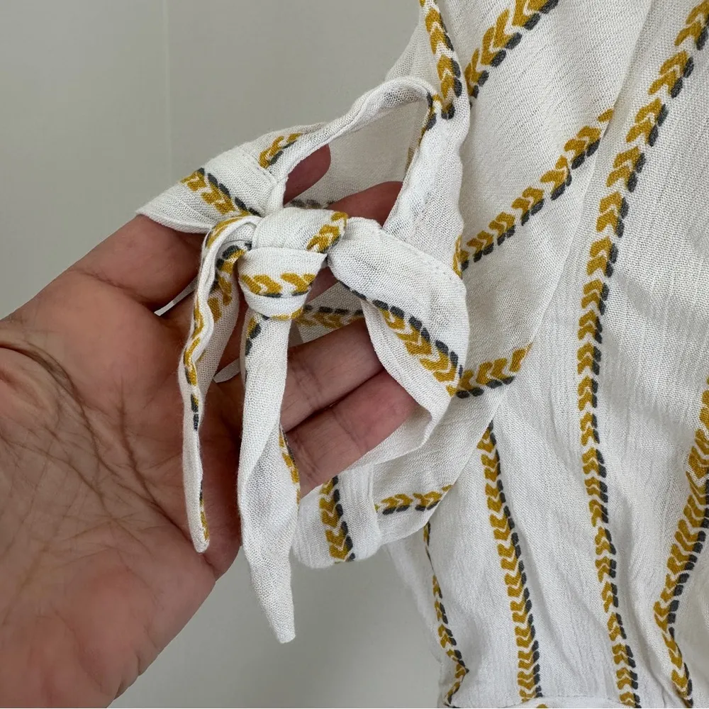 One Clothing White and Gold Button Front Peplum Blouse Size Small - Image 3