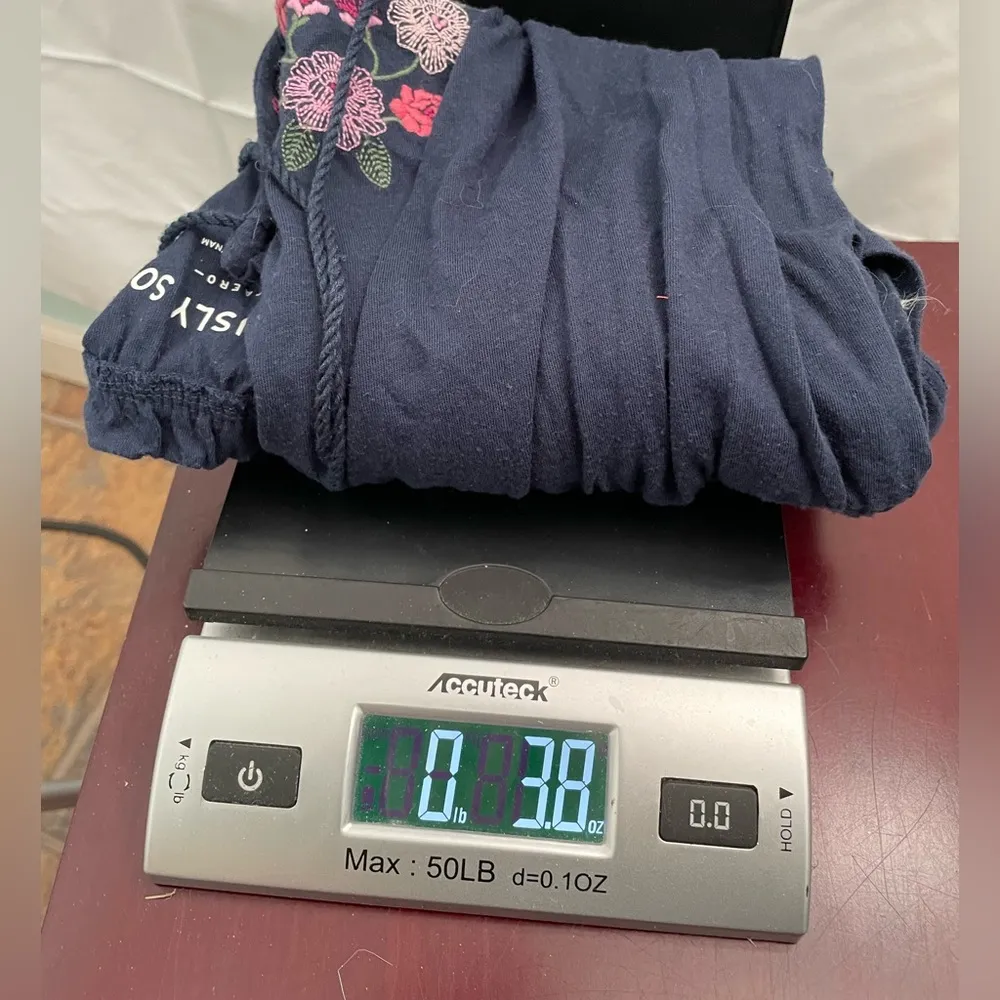 Aero Navy Blue Floral Embroidered Women's Top‎ size small seriously soft - Image 6