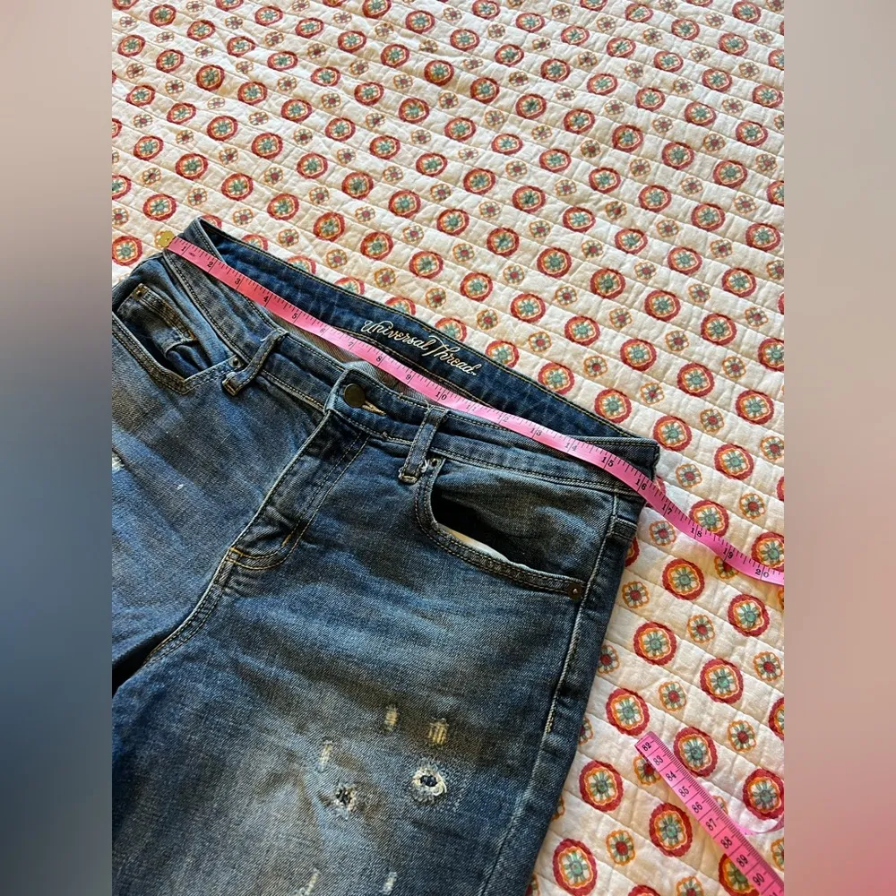 Universal Thread Mid Rise Boyfriend Cropped Distressed Jeans size 8 - Image 5