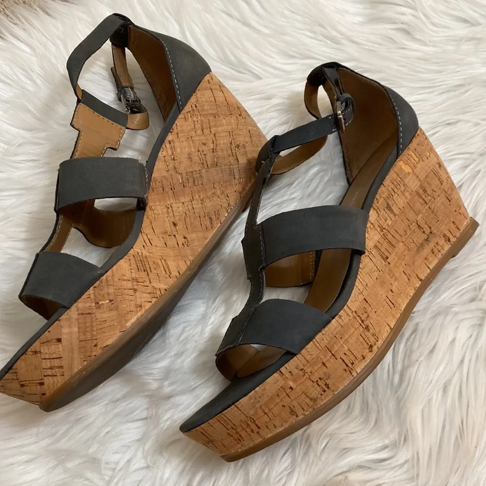 Franco Sarto Falco gray leather wedges - Image 4